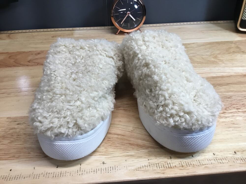 Xoxo Wild Women's 9 M White Faux Fur Slip-On Round Toe Platform Comfort Slippers